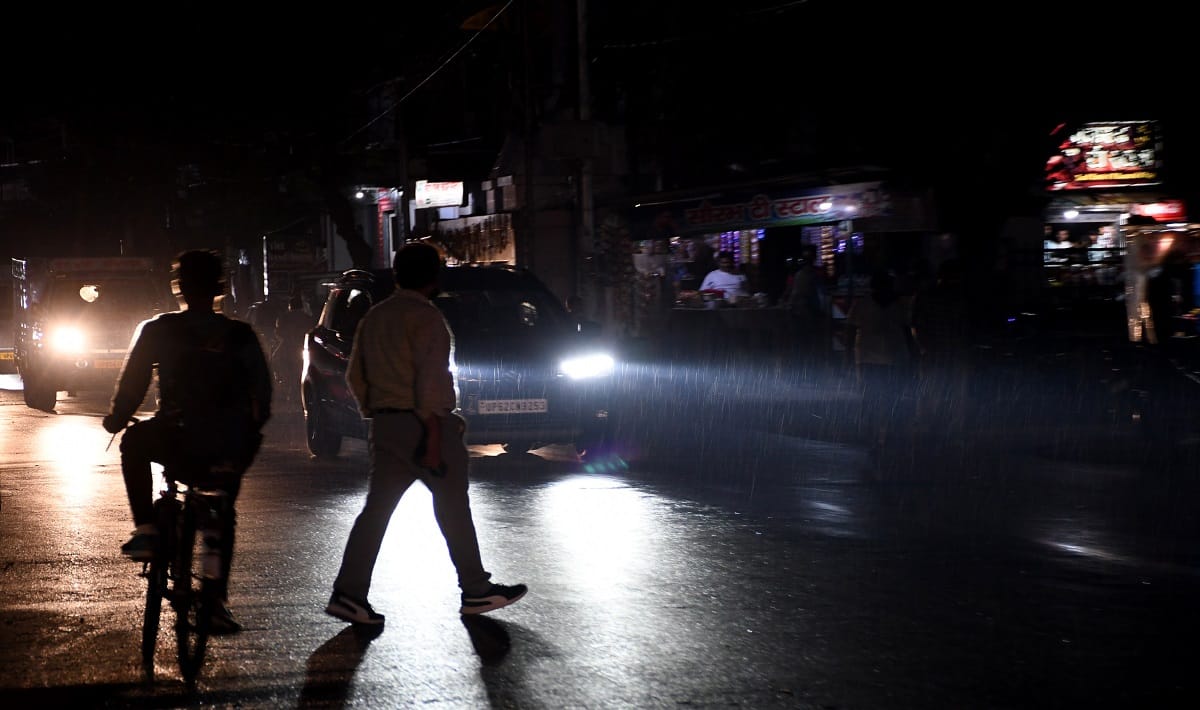 Weather Update varanasi mausam changed due to strong winds and rain,