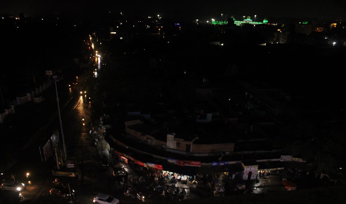 Power Cut in UP Electricity crisis deepens in Varanasi life disrupted demonstrations