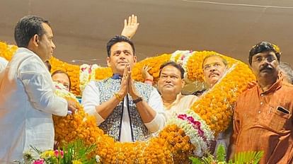 होली मिलन में गीत सुना ठुमके भी लगाए: UP में का बा....सांसद रविकिशन बोले- 'जे कबो ना रहल उ अब बा' होली मिलन समारोह में रवि किशन