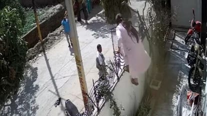 बहू दीवार फांदकर घर में घुसती हूई
