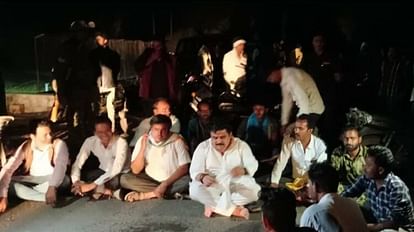 Chhatarpur News: विद्युत विभाग ने बिजली काटी, आधी रात ग्रामीणों के साथ धरने पर बैठे विधायक नीरज दीक्षित बिजली काटने के विरोध में धरने पर बैठे विधायक