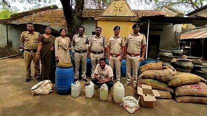 Balodabazar: 150 लीटर अवैध कच्ची शराब के साथ दो गिरफ्तार, 3400 किलो महुआ लहन भी बरामद अवैध शराब के साथ पकड़ा गया आरोपी।