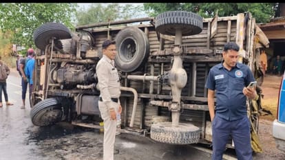 बिलासपुर में शराब से भरा ट्रक अनियंत्रित होकर सड़क पर पलटा।