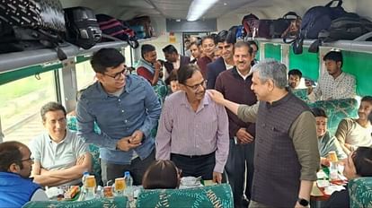 Ashwini Vaishnaw: जब शताब्दी एक्सप्रेस में अचानक निरीक्षण करने लगे रेल मंत्री, जानें लोगों ने क्या बोला? लोगों से बातचीत करते रेल मंत्री