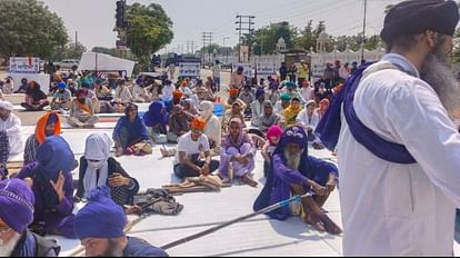 Mohali: Demonstration of Amritpal supporters continues, one way was opened late night, airport road jammed again in the morning Demonstration demanding the release of Amritpal in Mohali