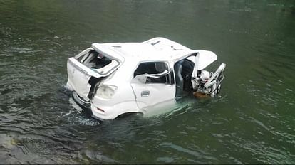 नदी में गिरी कार।