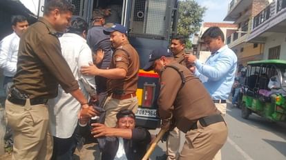 Haridwar: मुख्यमंत्री धामी को काले झंडे दिखाने जा रहे कांग्रेसियों को पुलिस ने रोका, हिरासत में लिए पदाधिकारी पुलिस ने युवा कांग्रेस के पदाधिकारियों को हिरासत में लिया।