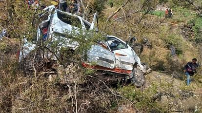 Poonch Accident: Road accident in Mendhar of Poonch eco vehicle crashed 12 injured