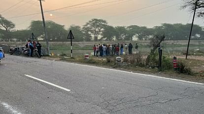 Road Accident: रेत से भरी ट्रैक्टर ट्रॉली से टकराकर नहर में गिरी बोलेरो, दो युवकों की तलाश में जुटे गोताखोर हादसे के बाद मौके पर लगी भीड़