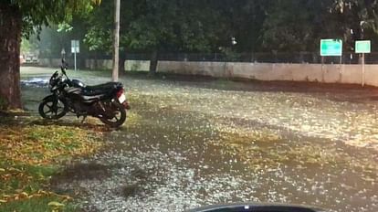 Weather News: वाराणसी में गरज-चमक के साथ बारिश, हर तरफ छाया अंधेरा, IMD ने बताया कब होगा मौसम साफ ? वाराणसी में बारिश