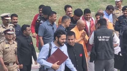 Ayodhya: अयोध्या पहुंचे मुख्यमंत्री योगी आदित्यनाथ, स्वागत के लिए मौजूद रहे वरिष्ठ अधिकारी व जनप्रतिनिधि अयोध्या पहुंचे मुख्यमंत्री योगी आदित्यनाथ।