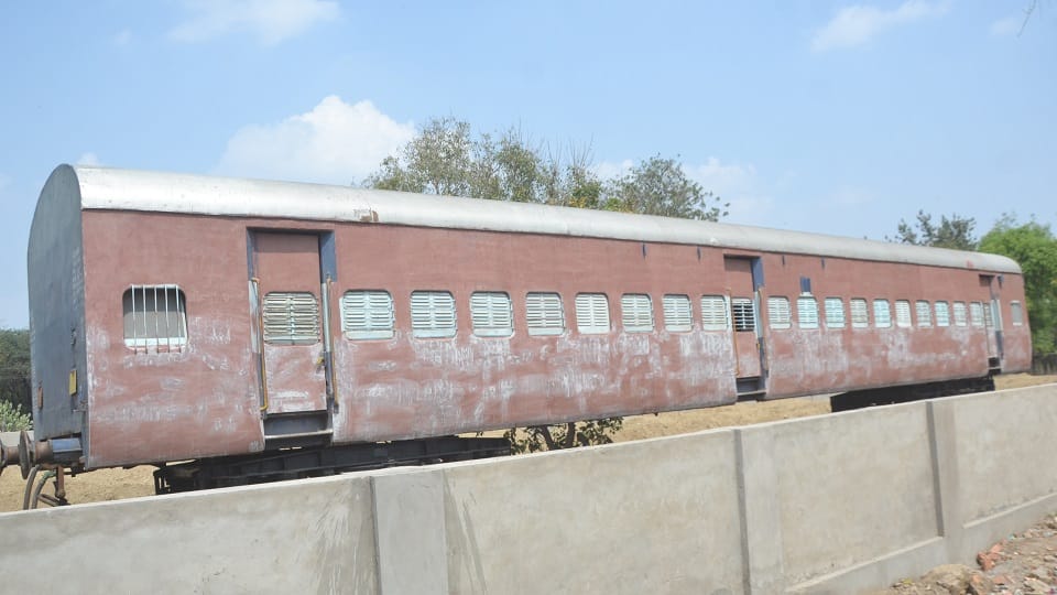 Rail coach restaurant work backward in Agra