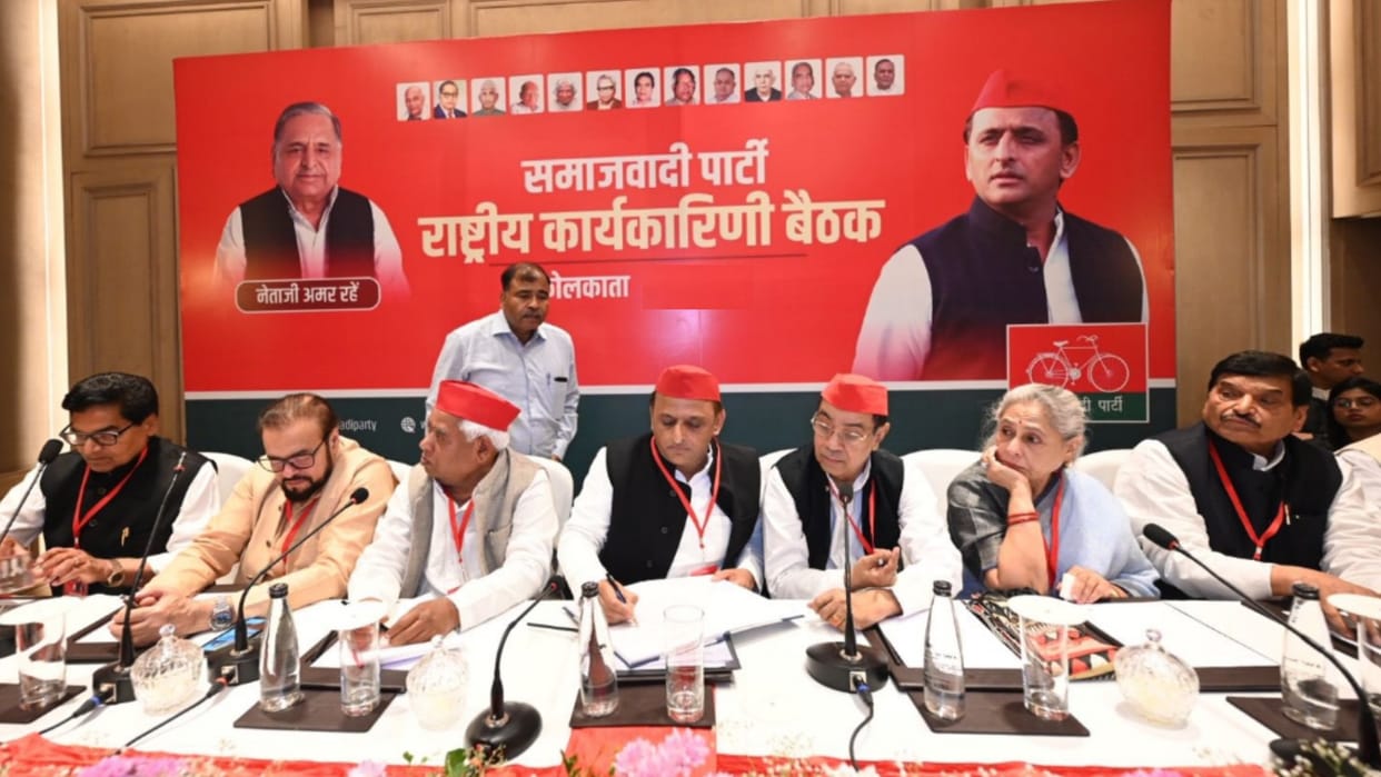 Samajwadi Party may field its candidates in Amethi and Raebareli.