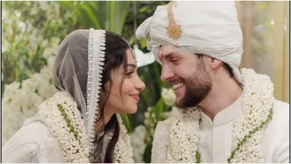 Shahrukh Khan is seen to hug bride Alanna Pandey after she thanked him for coming at her big day