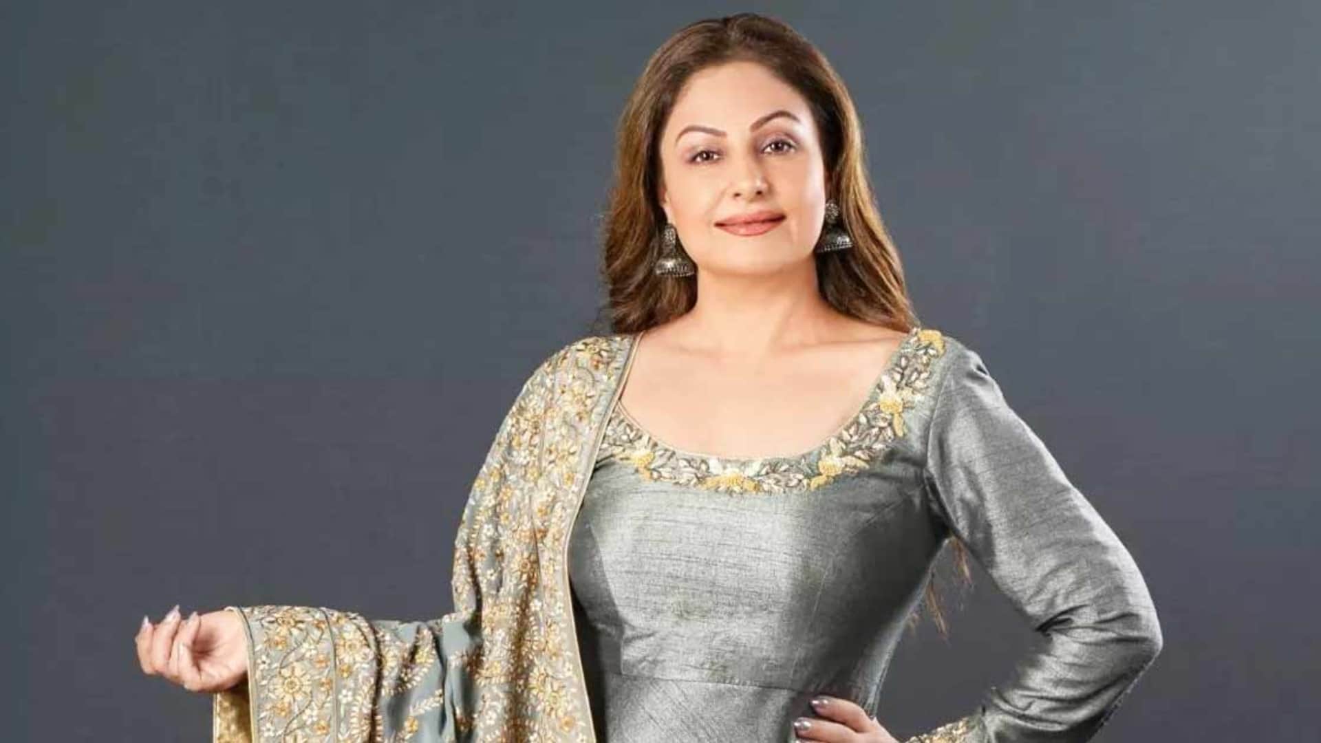 Happy Family Conditions Apply Actress Ayesha Jhulka Talk About Manisha koirala dismiss report of Fight