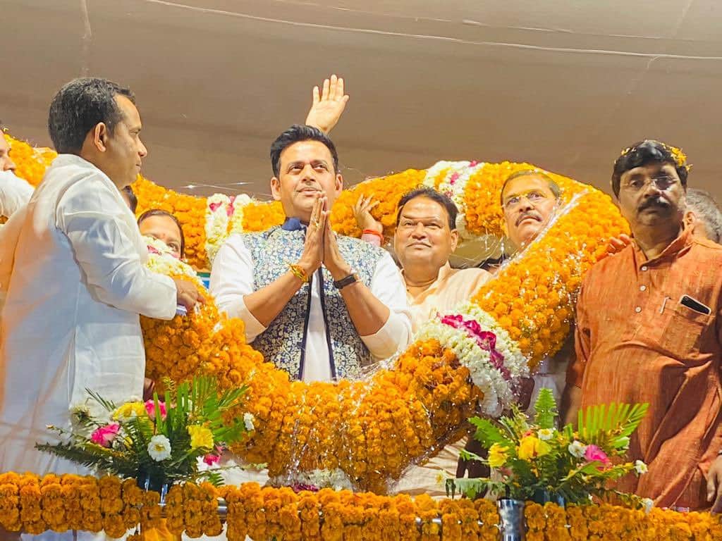 UP me ka ba gorakhbpur mp Ravikishan said Je kabo na rahal u ab ba in ballia