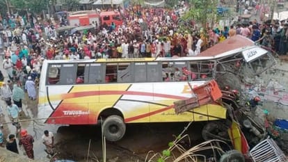 बांग्लादेश में सड़क हादसा