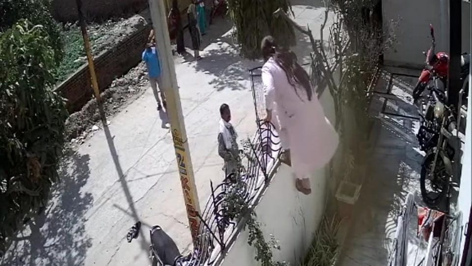 Bahu entered sasural by climbing the wall beat the mother-in-law fiercely