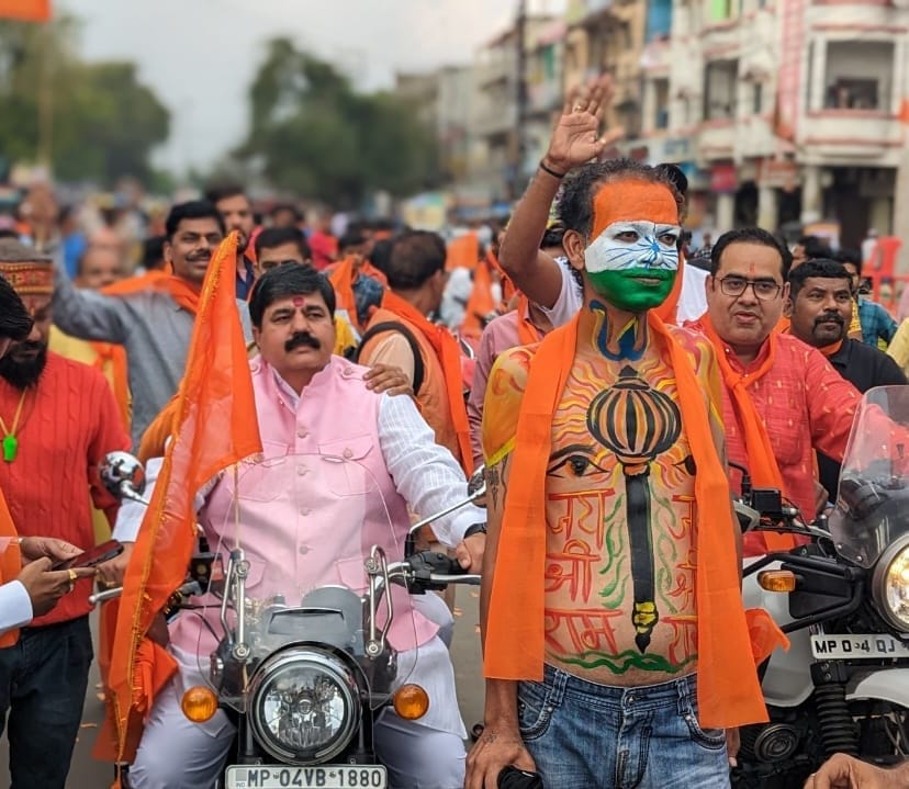 Bhopal News: In the saffron journey, the sevadars took care of the traffic, the ambulance left from Kazicamp i