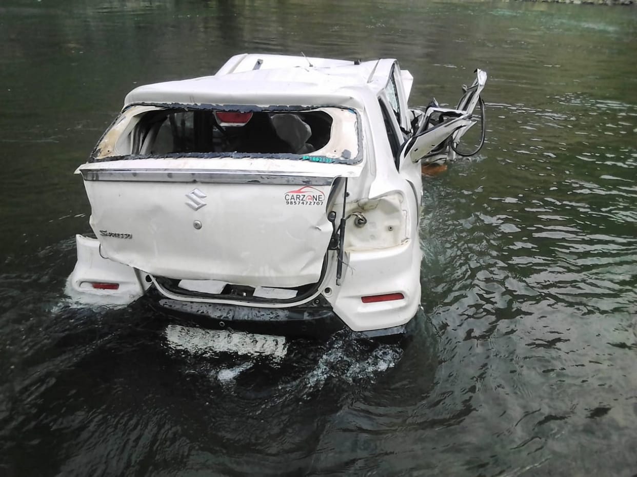 Accident on uttarakhand himachal border car fell in tons river Death read more updates in hindi