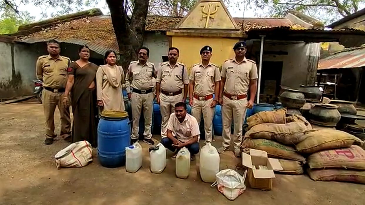 two arrested for smuggling illegal liquor in chhattisgarh balodabazar