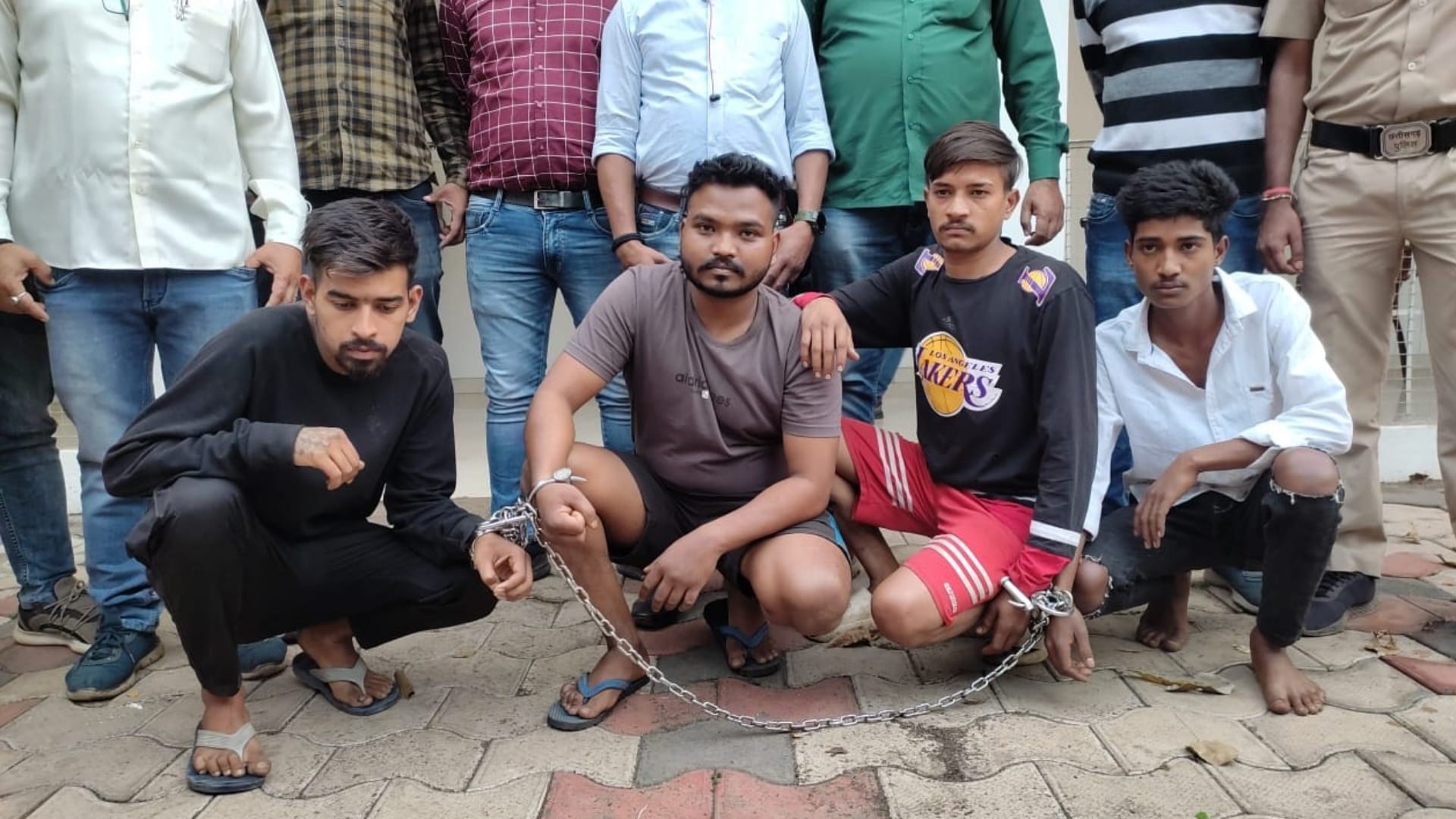 पुलिस गिरफ्त में आरोपी।