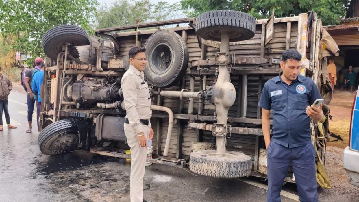 truck full of liquor went uncontrolled and overturned on the road In Bilaspur