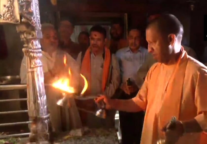 people in Varanasi bemoaned due to power cut CM Yogi also visited in the dark