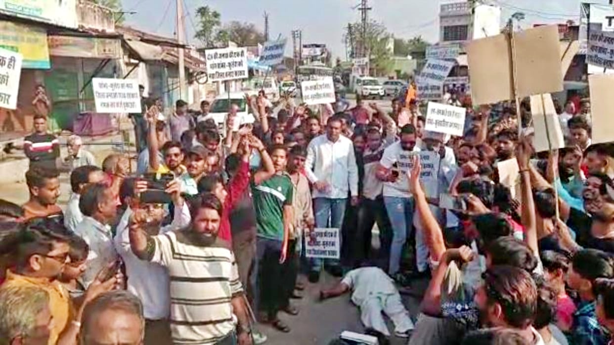 Villagers protest against making Dudu a district