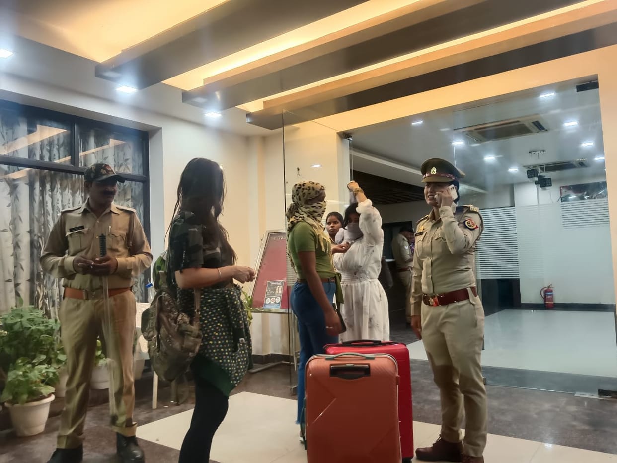 police raid in liquor dance party in hotel in jaunpur  24 people including four girls detained