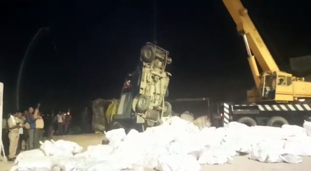 Kannauj Accident, Uncontrolled truck fell on police jeep, one policemen died and three injured