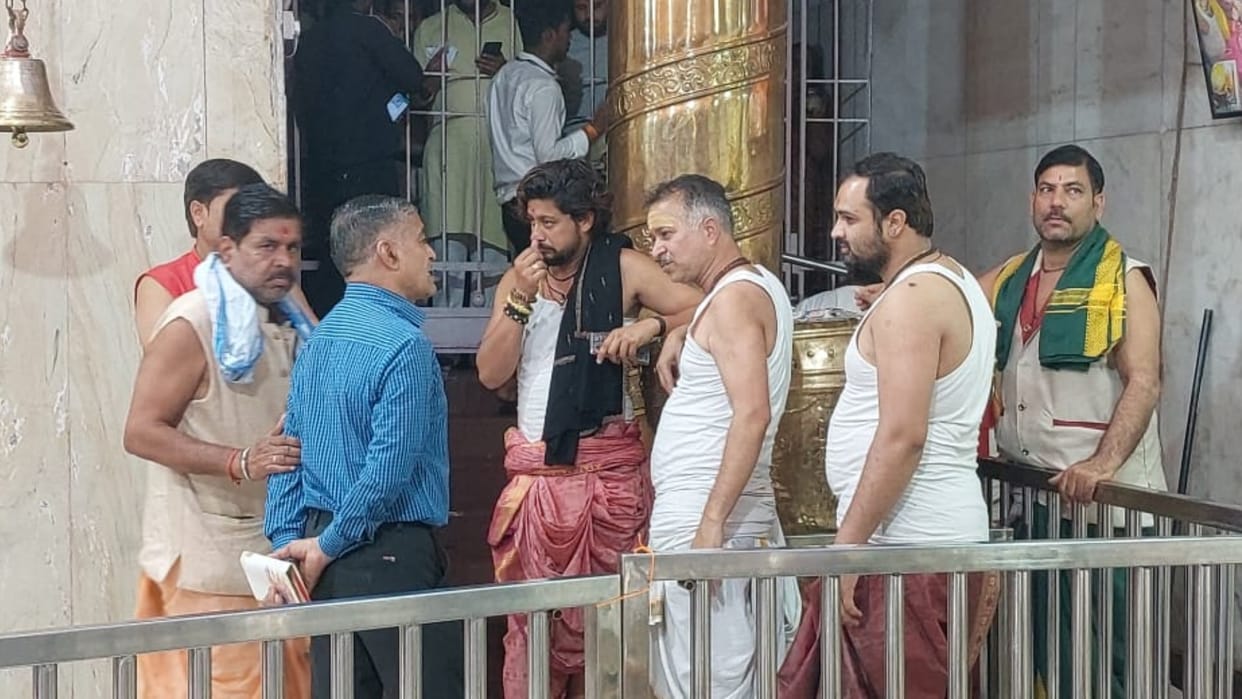 Pandey-priests of Mahakal protest, oppose the devotees going to the sanctum sanctorum