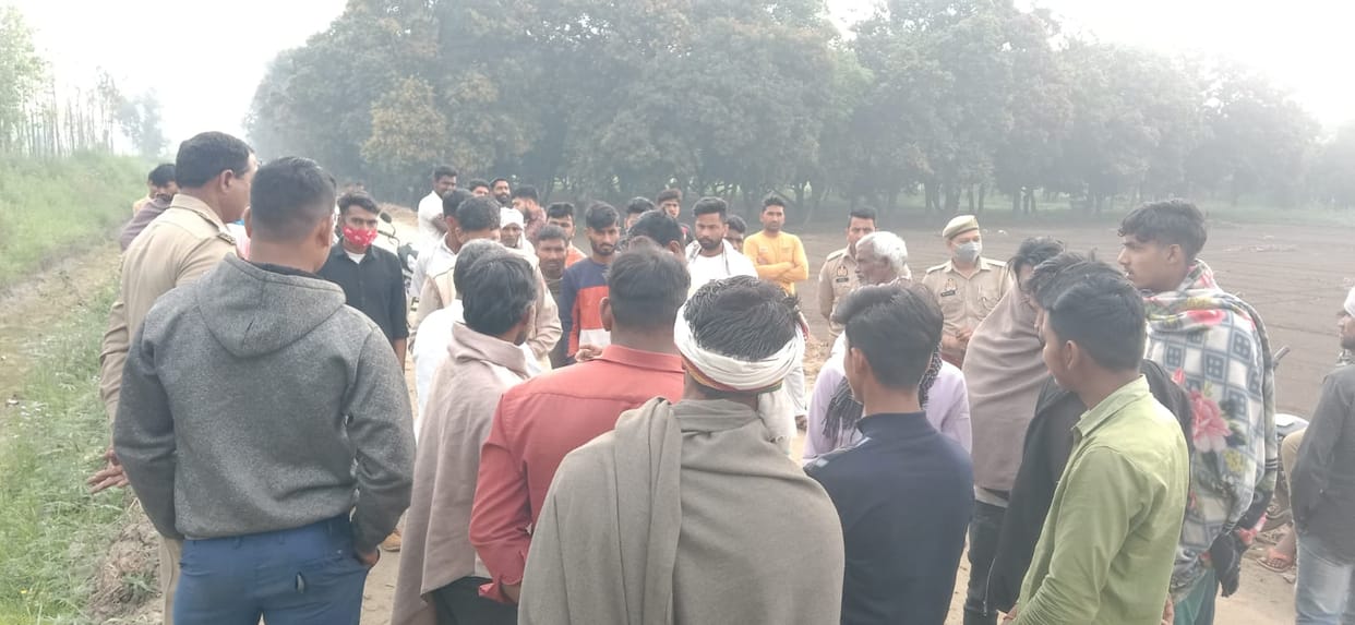 Female dead body found in out water rajwaha in Shamli, dogs were scratching the sack