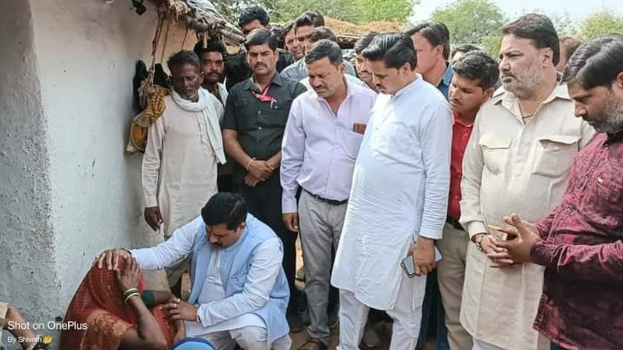 Shivpuri: The last rites of two people who drowned in Chambal were performed in the village