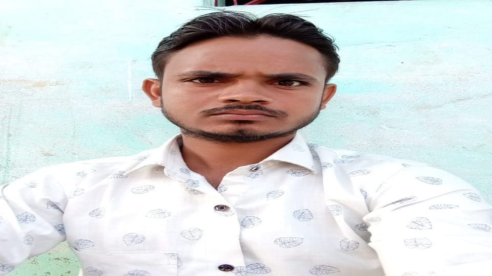 wire of the high tension line broke and fell young man died due to the grip