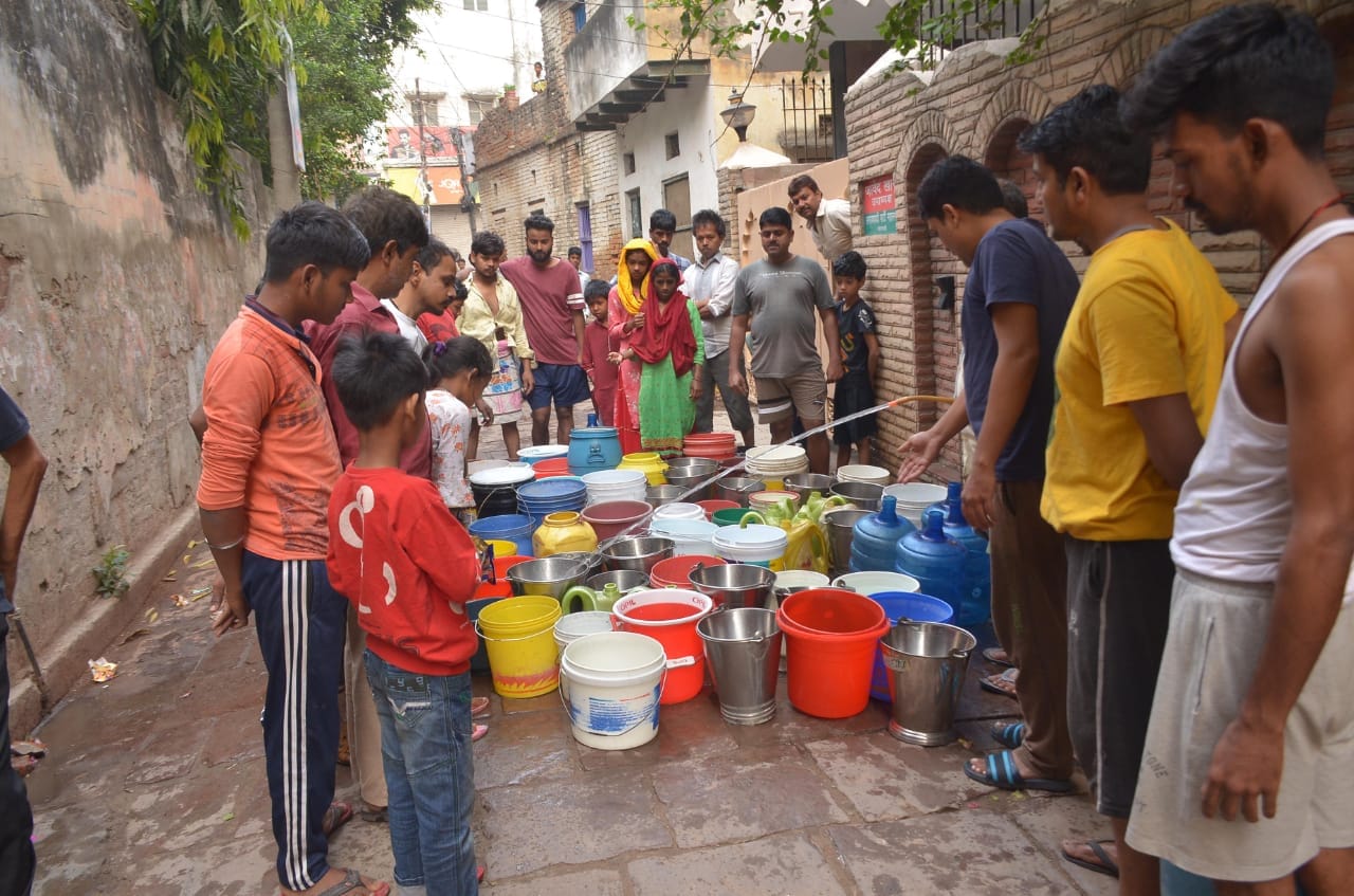 Power cut in up Outcry due to electricity workers strike People begging for water in Varanasi