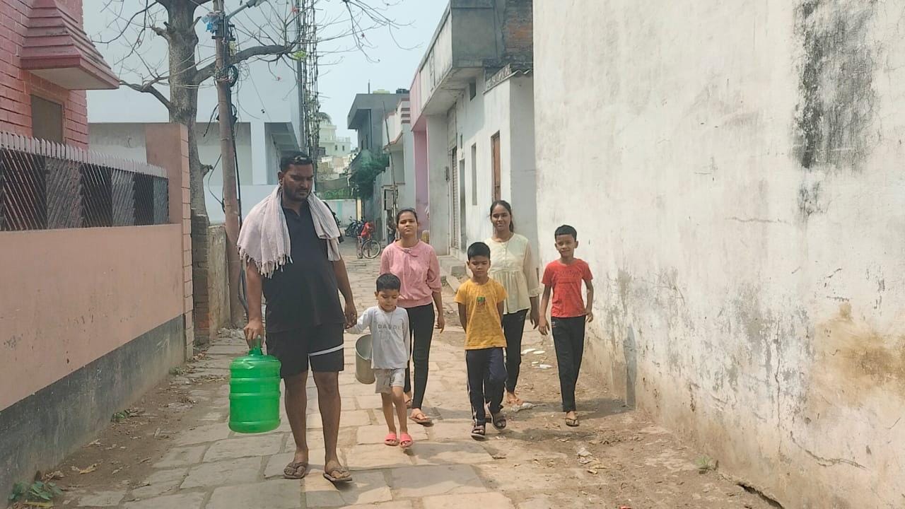 Power cut in up Outcry due to electricity workers strike People begging for water in Varanasi