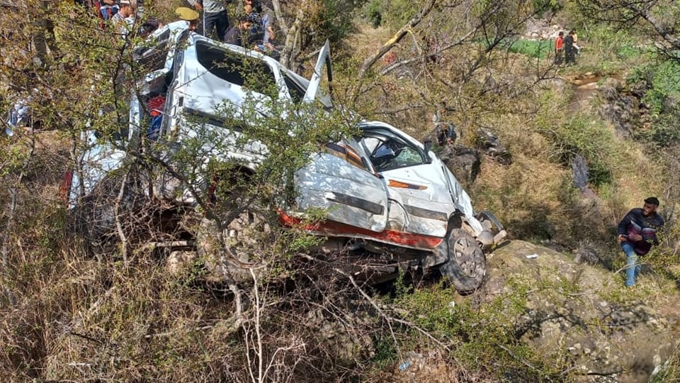 Poonch Accident: Road accident in Mendhar of Poonch eco vehicle crashed 12 injured