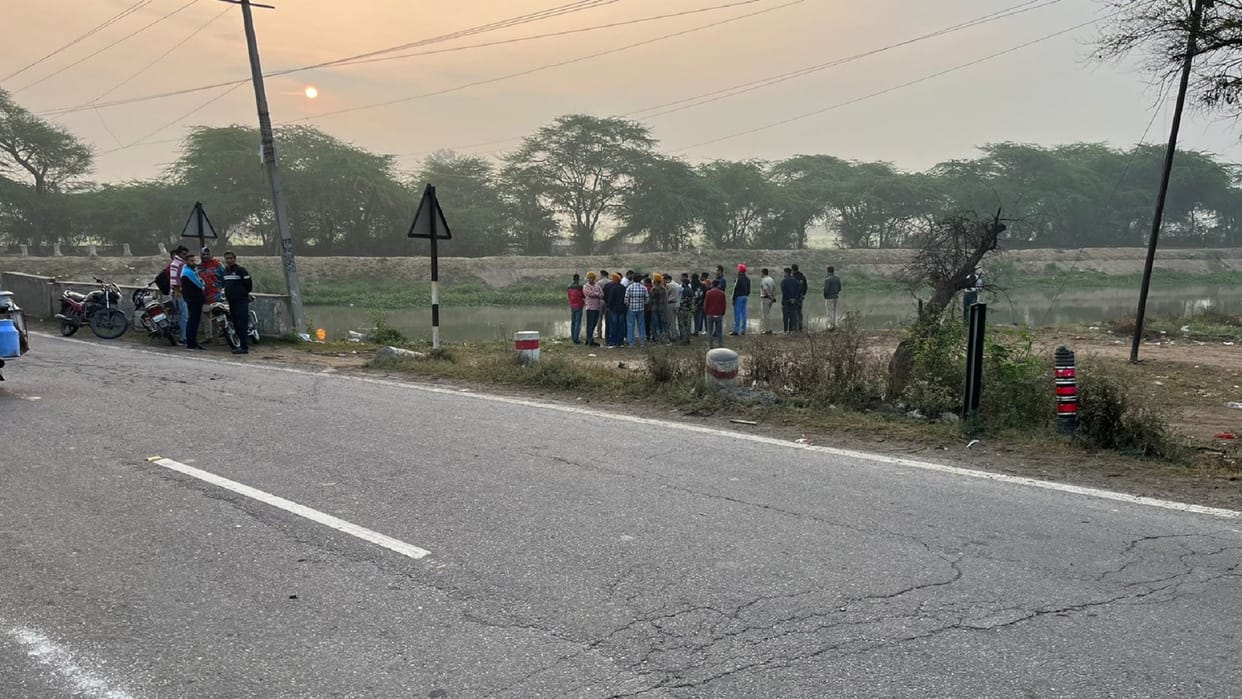 Bolero collided with a tractor trolley full of sand in Kurukshetra, divers engaged in search of two youths