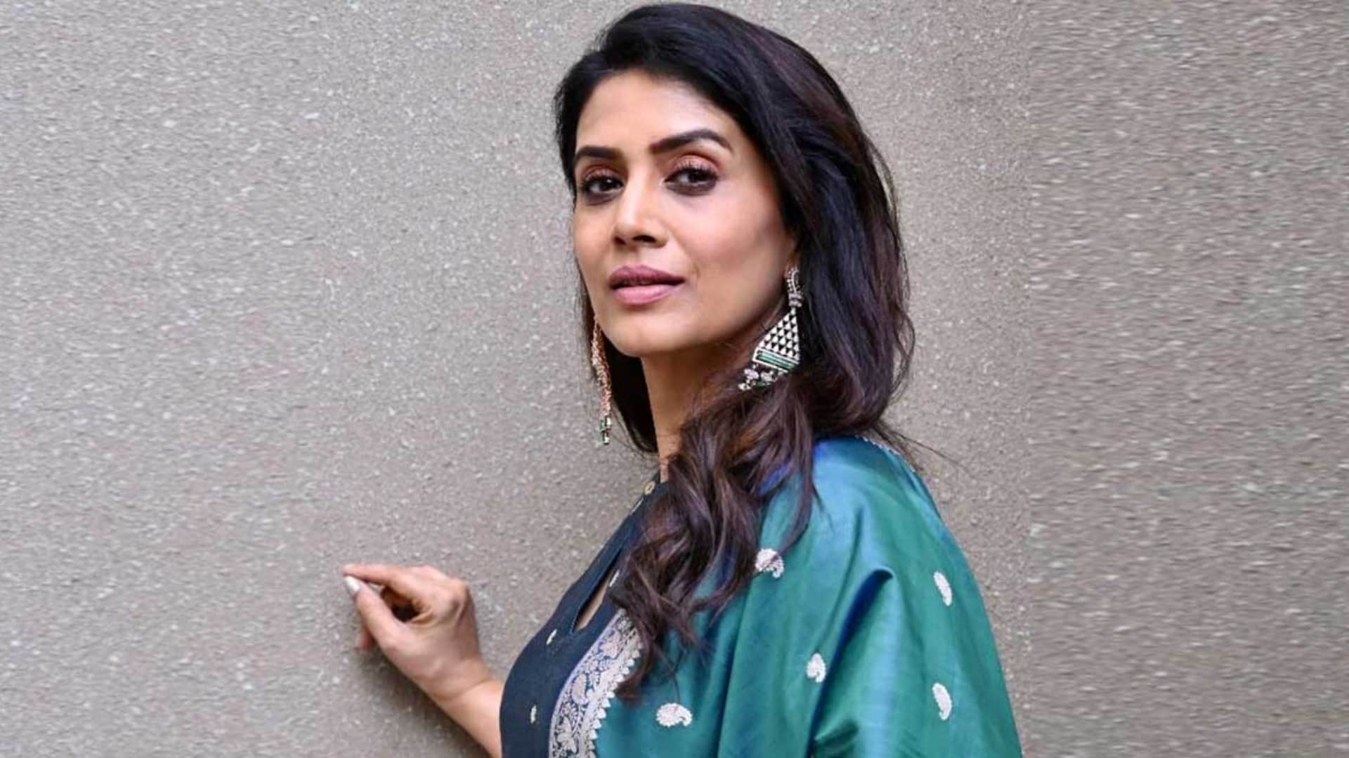 sonali kulkarni gets massive support from social media users after apologised for her women are lazy remark