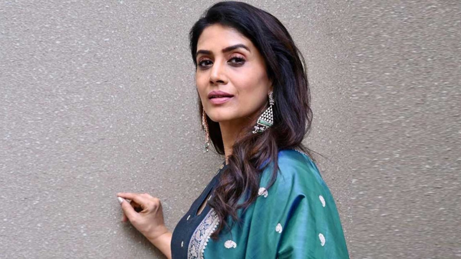 sonali kulkarni gets massive support from social media users after apologised for her women are lazy remark