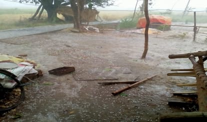 Sonbhadra mein barish aur Olavrishti Hail accompanied by heavy rain farmers in trouble