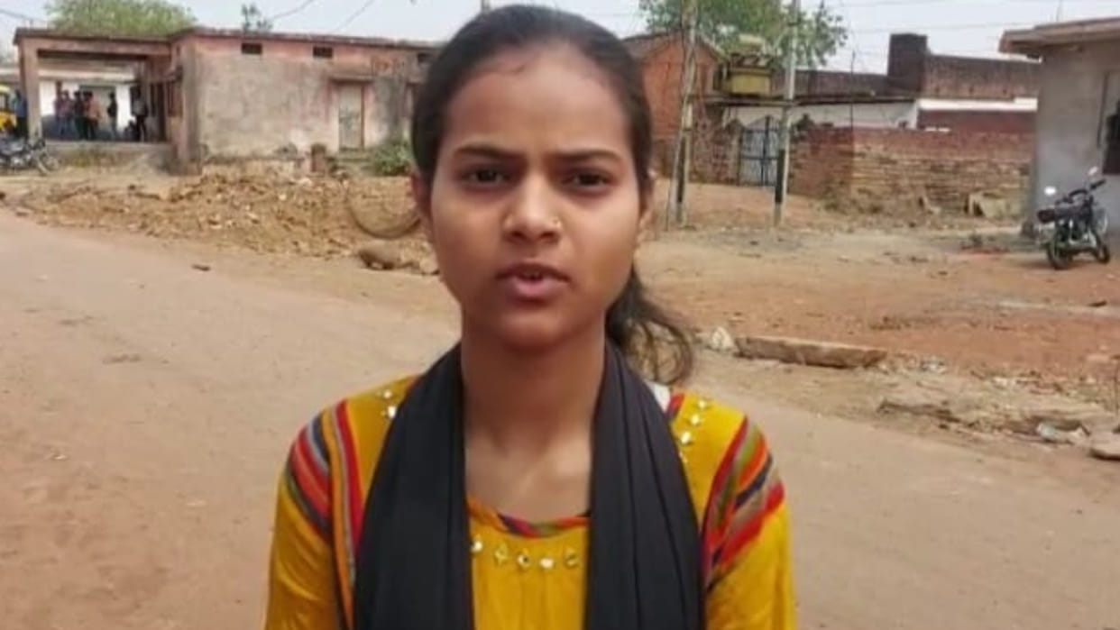 Daughter left father's bier in Damoh and came to give paper