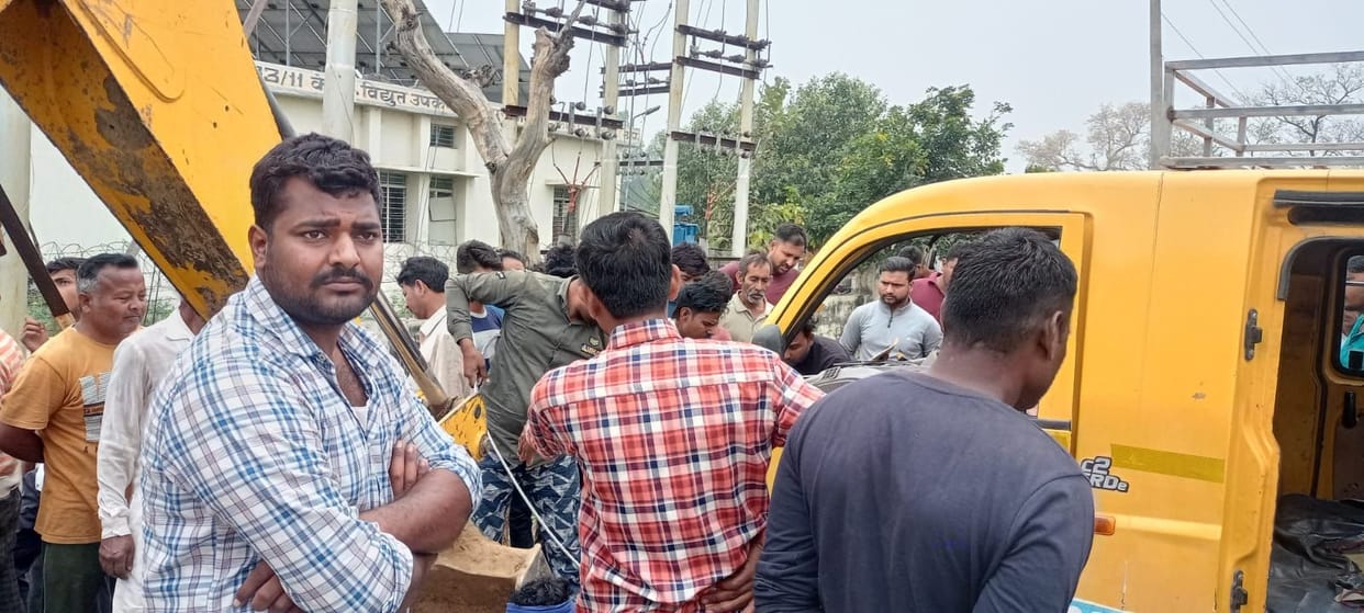 Kanpur Dehat: Collision between school van and tractor, driver and helper injured, both were pulled out by cutting the vehicle