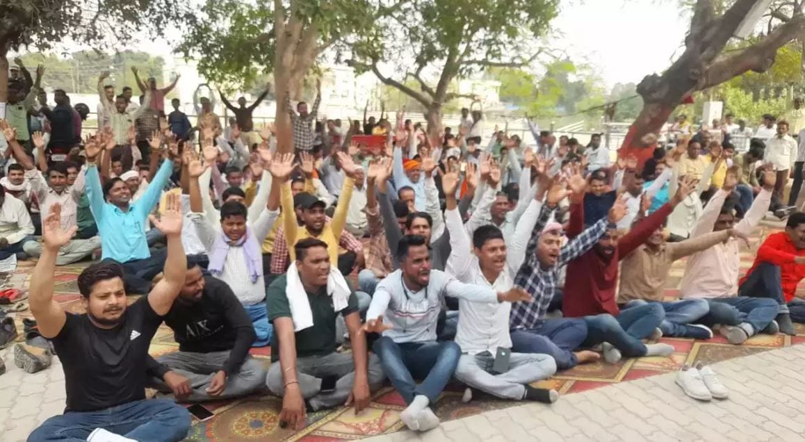 Power cut in up Outcry due to electricity workers strike People begging for water in Varanasi