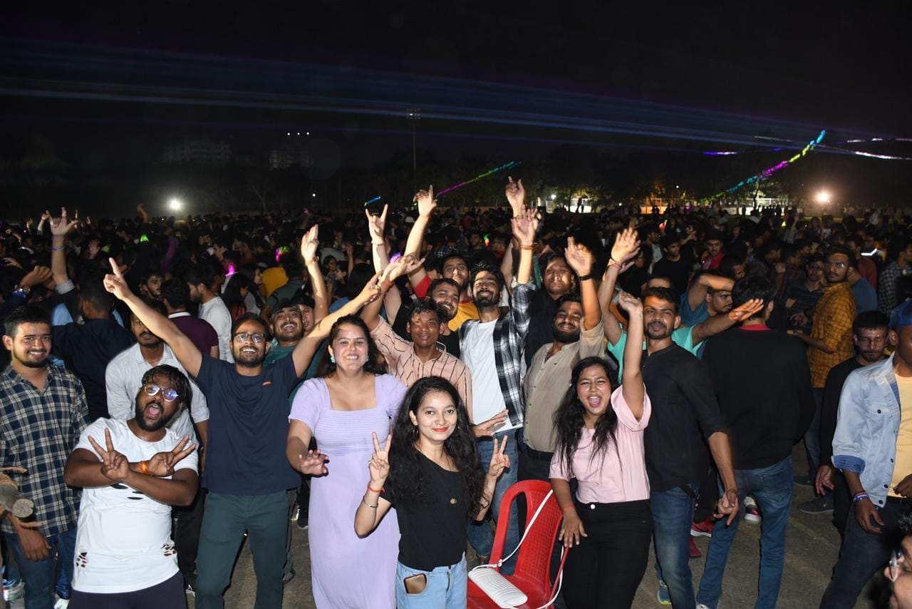 IIT BHU TechNex  Kashi Fire Warriors surprised people youth danced in musical laser show