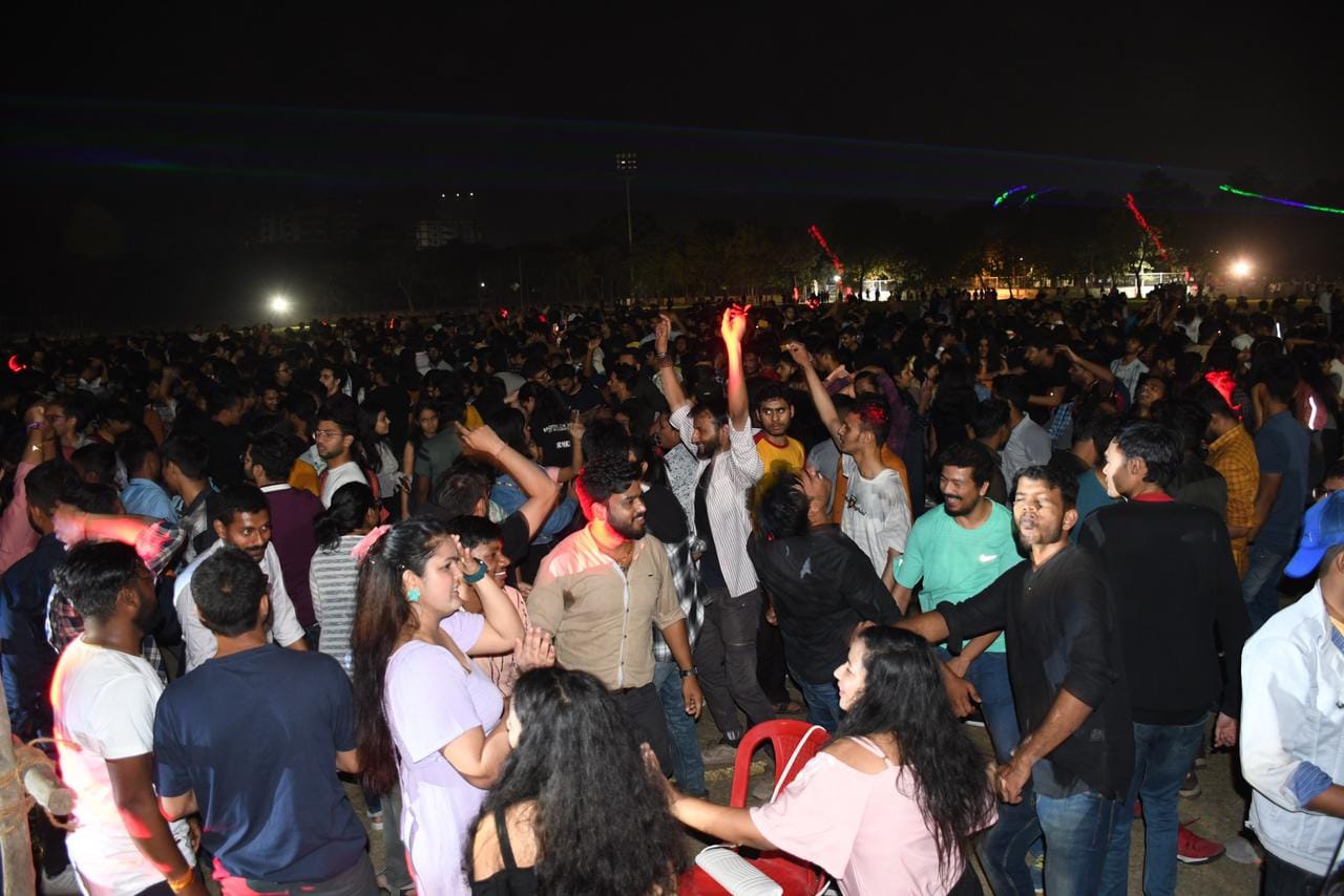 IIT BHU TechNex  Kashi Fire Warriors surprised people youth danced in musical laser show