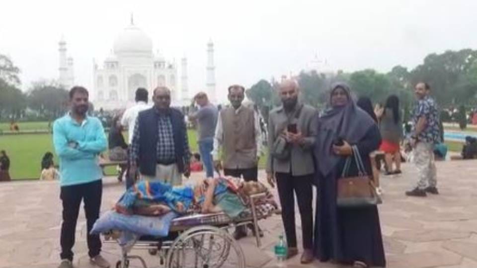 Son reached Agra on eleven hundred km stretches to fulfill his mother last wish see taj mahal