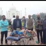 11 सौ किलोमीटर से मां को स्ट्रेचर पर लेकर ताजमहल दिखाने पहुंचा बेटा