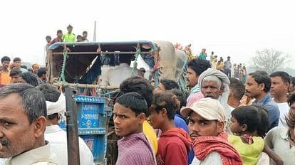 Bihar: पटना में ईंट भट्ठे की दीवार गिरी, 8 मजदूर दबे; अस्पताल में 4 महिलाओं ने तोड़ा दम, 4 की हालत गंभीर घटनास्थल पर लगी लोगों की भीड़।
